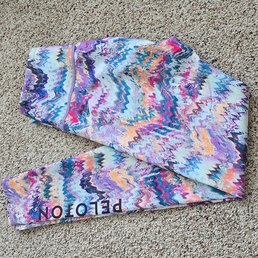 Like NEW Peloton Sz SMALL River Rock Leggings